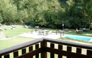 sicht-auf-gartenanlage-mit-pool